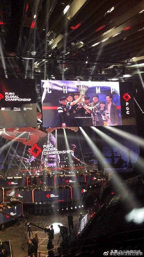 映出了背后 映出了背后